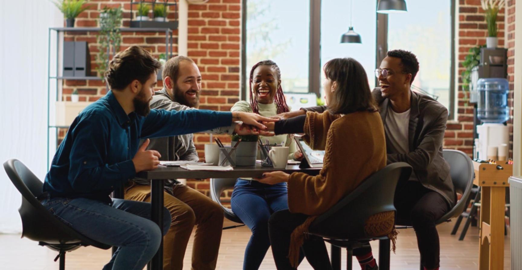 Séance de formation arinuahelumora - participants engagés dans l'apprentissage financier
